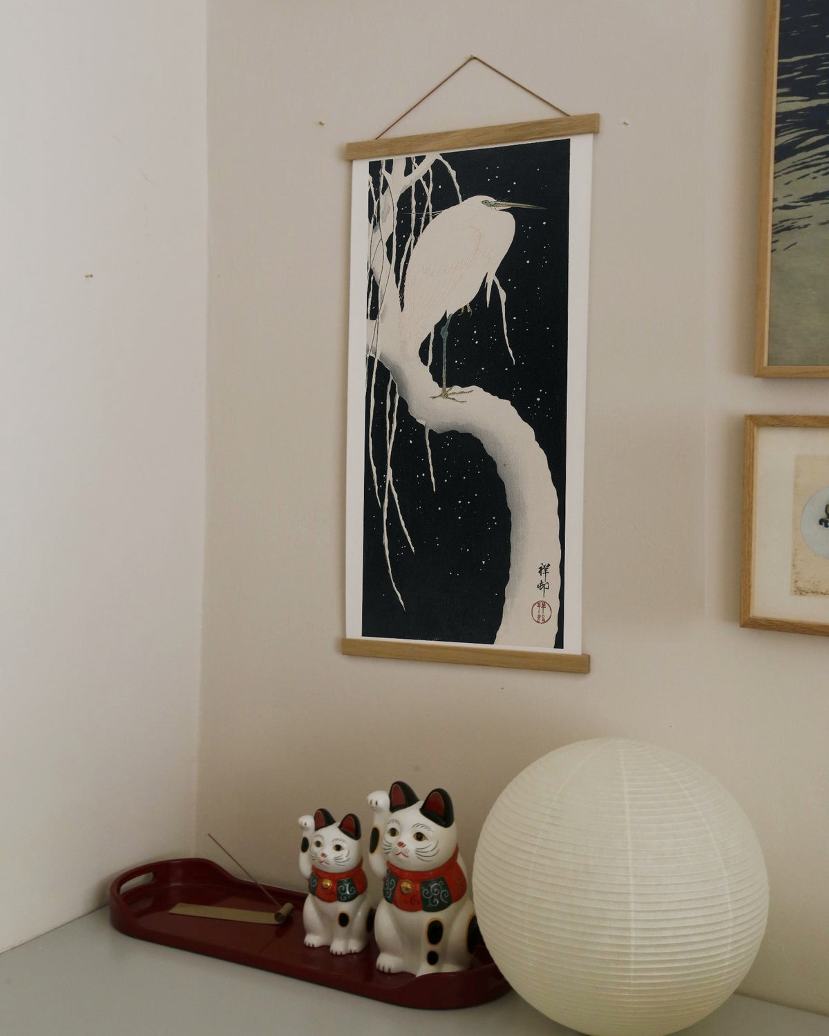 Egret in snow – Ohara Koson art print 30 x 60 cm on a wooden poster hanger in an interior